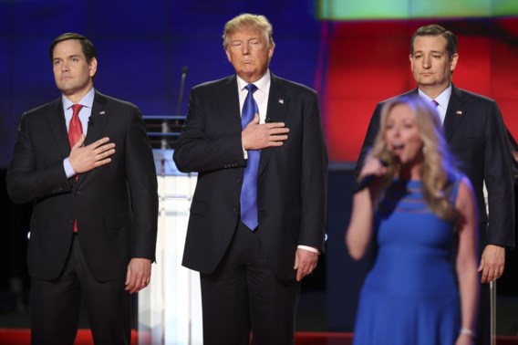 Rubio, Trump en Cruz luisteren naar het volkslied voor het debat.