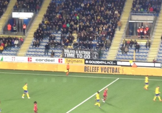 Fans Charlton bezoeken match STVV met spandoek anti-Duchatelet