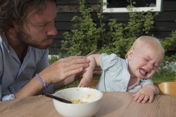 Wat als je kind niet (meer) wil eten? Met dwang raak je in ieder geval niet ver.