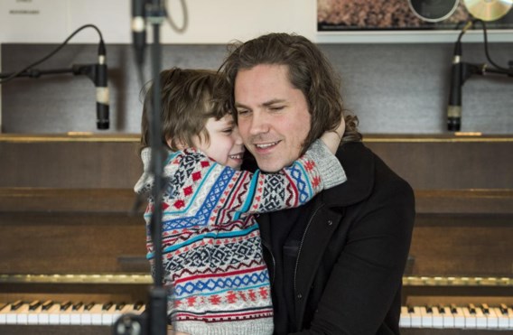 ‘Als je zijn manier van denken begint te begrijpen, merk je dat hij een hele open, lieve jongen is. Een knuffelaar ook.’