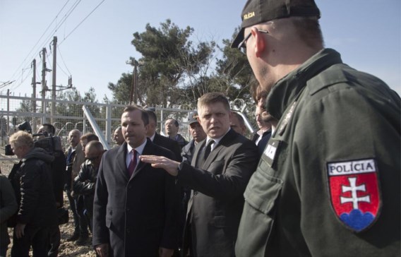Fico bezoekt Slovaakse officieren in Macedonië. ‘Zodra je migranten binnenlaat, krijg je problemen.’ 