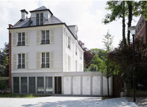 Fotograaf Stefano Graziani laat de kolonne van Adolf Loos (boven links) echoën met die van de City Villa. Rechts de City Villa, die Office uitbreidde door er een sokkel onder te schuiven.