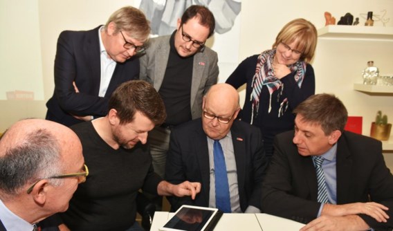 Burgemeester Vincent Van Quickenborne, schepenen en minister Jan Jambon luisteren naar de uitleg van Maarten Vandewalle.
