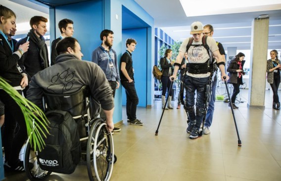 Ex-motorcrosser Joël Roelants in het Ekso Bionics-pak: ‘Na een sessie in het pak voel ik me sterker.’