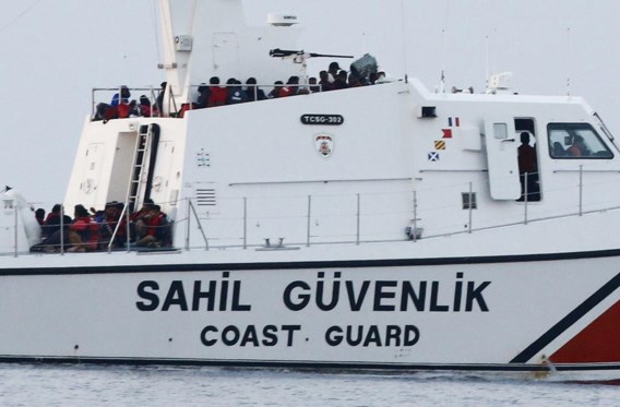 Een boot van de Turkse kustwacht volgestouwd met bootvluchtelingen.