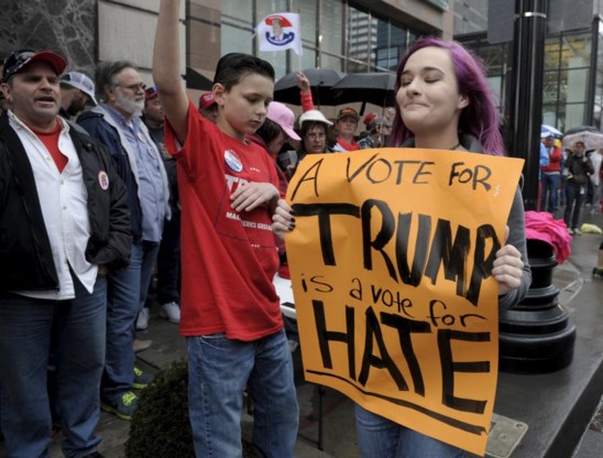 Een Democratische tegenbetoger in Kansas City, Missouri.