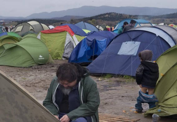 De eerste dag droeg Ai Weiwei een geel regenjasje, maar dat viel te veel op. De volgende dag koos hij voor groen.
