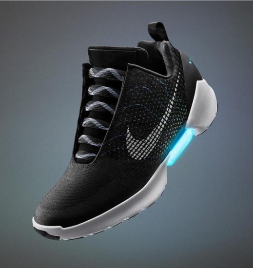 Verstikken Antagonist lelijk Nike lanceert zelfstrikkende schoen | De Standaard Mobile