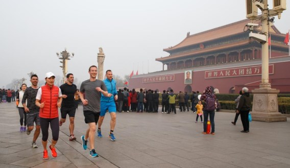 Facebook probeert toegang tot China te krijgen, maar voorlopig loopt het bedrijf van oprichter Mark Zuckerberg (in grijze shirt) tegen een Chinese muur aan. 