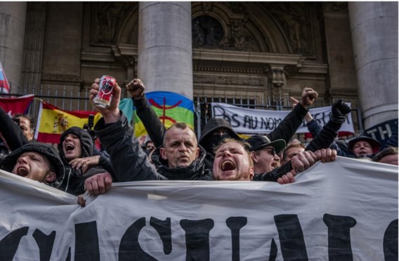 Deze schrijnende beelden gingen de wereld rond: rouwbetogingen die verstoord worden door voetbalhooligans. En toen moest het politieke gehakketak nog beginnen.