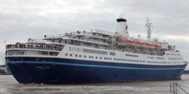 Verwarde toeriste zwemt cruiseschip achterna