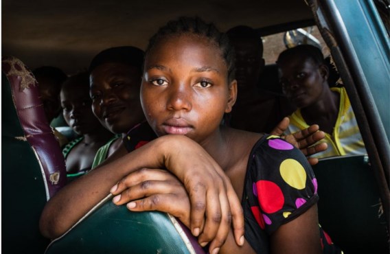 De hoogzwangere Christine Nyota (16) samen met andere slachtoffers van seksueel geweld op uitstap om even te ontsnappen aan het ziekenhuis. Er wordt gebeden, gezongen en gedanst.