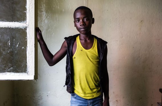 Tumaini Shukuru (14) werd ingelijfd door Rwandese Hutu-rebellen. ‘Ze lieten mijn familie met rust, als ik met hen meekwam. Mijn ouders huilden.’