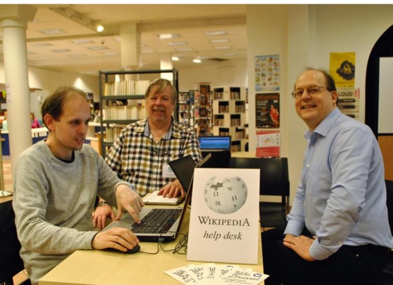 In de bibliotheek van Koekelberg werd gisteren een eerste schrijfsessie gehouden met (v.l.n.r.) Romaine, Derek Giroulle en Sven De Kerpel.