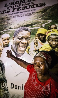 Dokter Denis Mukwege (affiche) wordt op handen gedragen.