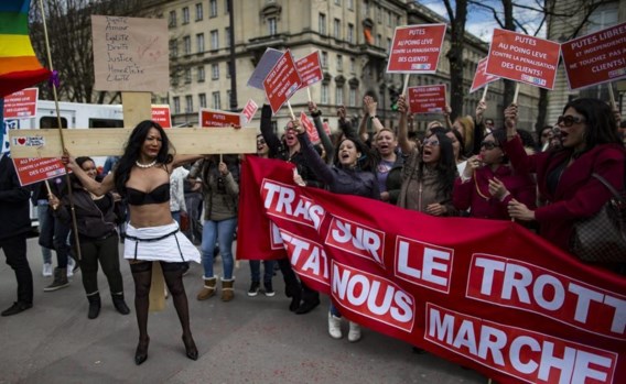 <p>Transgenderprostituees protesteren tegen het nieuwe Franse wetsvoorstel.<span class="credit">epa</span></p>