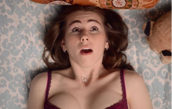 Wanneer haar nieuw vriendje enthousiast tussen haar benen duikt, vertelt Shoshanna dat ze nog maagd is: ‘Girls’, op HBO.