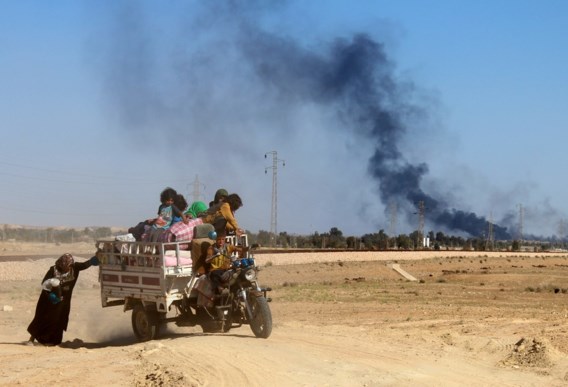 In de buurt van Heet, een dorp in de Iraakse provincie Anbar, moeten burgers op de loop voor het strijdgewoel. Het regeringsleger is er aan een opmars bezig en wint terrein op Islamitische Staat. De terreurgroep controleert nog steeds delen van de provincie in het westen van het land, maar wordt het vuur aan de schenen gelegd door Bagdad.In het noorden van Irak hebben de regeringssoldaten hun belegering van Mosoel ondertussen onderbroken, in afwachting van versterkingen.