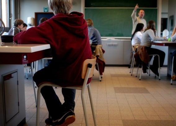 Adolescenten zitten 9 uur per dag stil