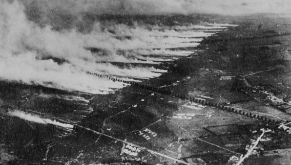 De gasaanval van 22 april 1915: wind voert het chloorgas naar geallieerde posities.