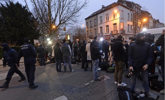 Op 18 maart werd Salah Abdeslam gearresteerd in Molenbeek, vier dagen voor de aanslagen. De politie heeft geen weet van feestende jongeren in de gemeente op 22 maart.