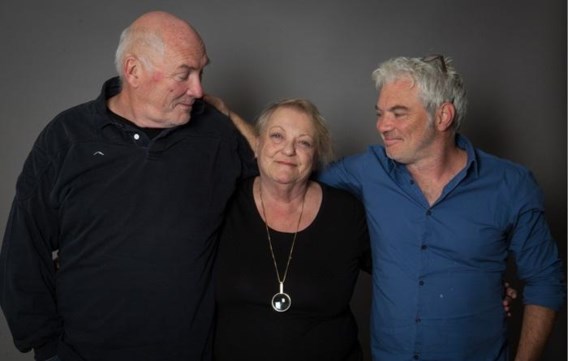 Rik Van Uffelen en Viviane De Muynck spelen de ouders van Tom Lanoye, die vertolkt wordt door Stany Crets (rechts).