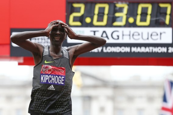 Eliud Kipchoge wint marathon van Londen in nieuw parcoursrecord