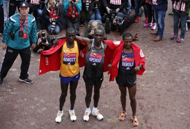 Eliud Kipchoge wint marathon van Londen in nieuw parcoursrecord