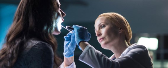 Dana Scully (Gillian Anderson) is een nieuw leven begonnen als chirurg in het ziekenhuis.