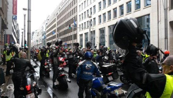 400 'motards en colère' brengen brullend eerbetoon aan slachtoffers
