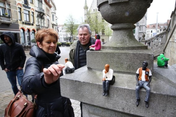 <p>Het is de bedoeling dat mensen de beeldjes meenemen en ze ergens in de stad een nieuwe plek geven. Het project wil de vluchtelingen positiever in beeld brengen.<span class="credit">Frederiek Vande Velde</span></p>