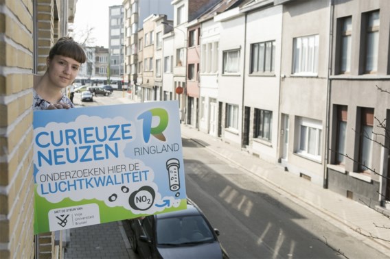 Duizend Antwerpenaren hangen op de eerste verdieping aan de straatkant een V-bord met daarin twee meetsensoren.