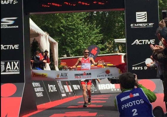 Tine Deckers dolgelukkig met winst in halve Ironman Pays d’Aix 