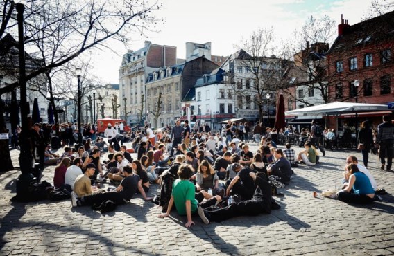 Na protest van jongeren tegen de commercialisering van het Brusselse Sint-Katelijneplein bindt het stadsbestuur in en komen de houten banken terug.