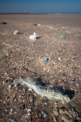 Plastiek afval vervuilt via rivieren Vlaamse stranden