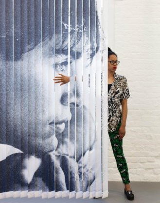 De Turner Prize, de bekendste Britse kunstprijs, bekroont elk jaar het werk van een beeldend kunstenaar jonger dan vijftig, wat telkens weer tot enige controverse leidt. Denk aan de haai op formaldehyde van Damien Hirst, of het onopgemaakte bed van Tracy Emin. Dat zal dit jaar niet anders zijn. Gisteren werd de shortlist voor 2016 bekendgemaakt. Kanshebber is onder meer Anthea Hamilton, met een installatie rond commerciële zonnewering en met een zes meter hoge sculptuur van een man die zijn blote billen openspert. Bij weinig kunstwerken zijn dit jaar al meer selfies genomen. Ook genomineerd is Josephine Pryde, die een grote speelgoedtrein rondjes laat rijden.