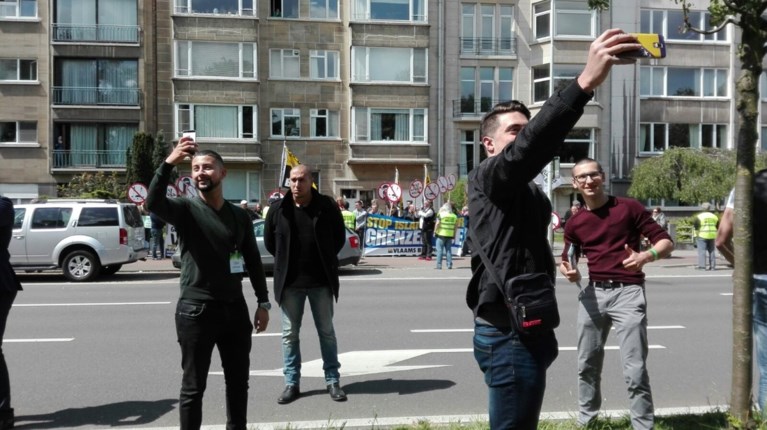 Vlaams Belang voert actie tegen ‘islamterreur’ aan moslimbeurs