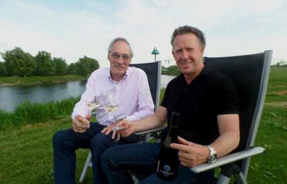Karel Henckens (rechts) naast Ivo Delbrouck, twee grondleggers van het grensoverschrijdende wijnlabel.