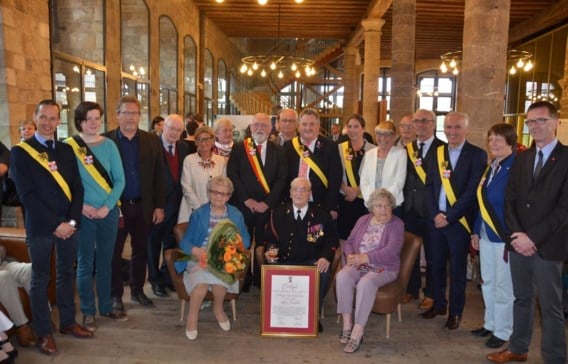 Omringd door zijn familie en het stadsbestuur van Ieper werd Antoine Verschoot gisteren gehuldigd als ereburger.