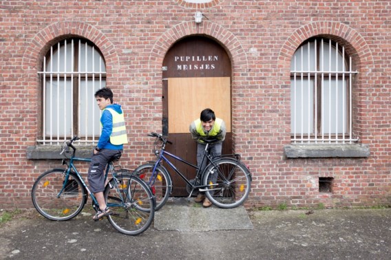 De bewoners van het opvangcentrum in Zwijndrecht kregen fietsles van de politie. Maar een woning vinden, dat is voor een vluchteling een ander paar mouwen.