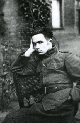 Paul van Ostaijen als soldaat-milicien in Duitsland (1921).
