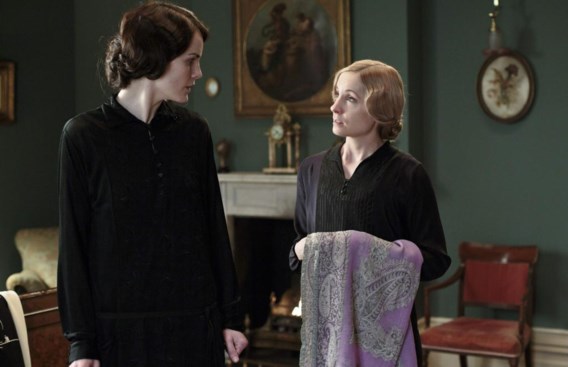 Anna (rechts) lijkt eerder de vriendin van Lady Mary dan haar meid.