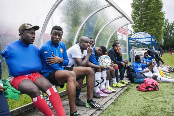 Een blonde streep in zijn haar: Issaka Abudulai heeft alvast de looks van een profvoetballer.