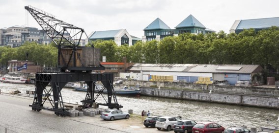 Aan het Kanaal maakt een deel van het postmoderne KBC-hoofdkwartier uit de jaren 80 plaats voor hedendaagse woningen.