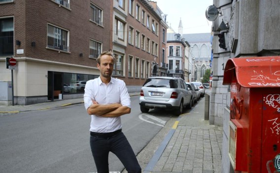 Frederic Hooft had de facturen gedropt in de brievenbus schuin tegenover zijn zaak (achter hem) in de Gouvernementstraat.
