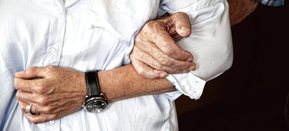 Alsmaar minder mensen zorgen voor een hulpbehoevend familielid of voor een vriend of buur.