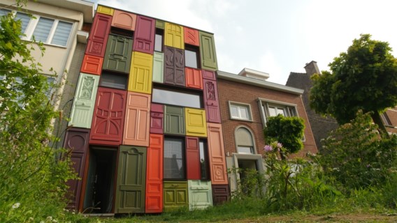 Gents koppel bekleedt gevel woning met deuren | De Standaard