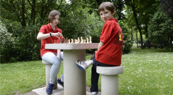 Igor Vanduyfhuys en zijn zus Daria nemen het een maand lang op de nieuwe schaaktafel in het Zuidpark op tegen al wie zich aandient.
