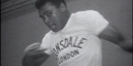 Will Smith en Lennox Lewis dragen doodskist Muhammad Ali