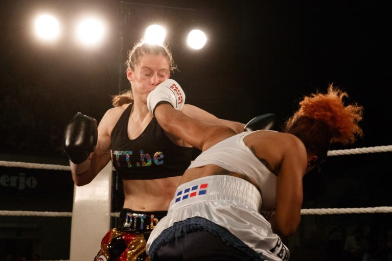 Delfine Persoon klopt ongeslagen “Black Mamba” en verlengt WBC-wereldtitel